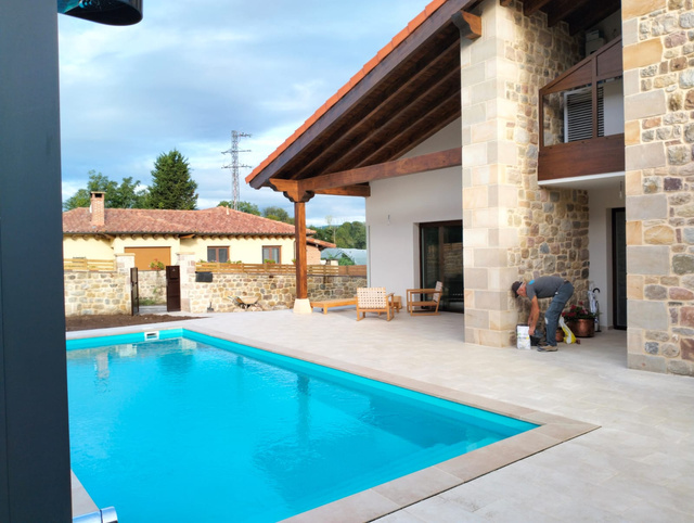 Casa con piscina de estilo rústico montañés construida por MG Cos Construcciones.